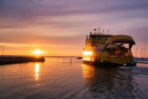 traghetto in partenza porto per visingsoe isola su vaetter lago per tramonto. faro foto