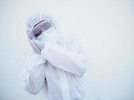 medico o scienziato nel ppe suite uniforme mostrando dormire mano cartello. coronavirus o covid-19 con guardare inoltrare isolato bianca sfondo foto