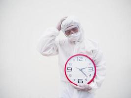 ritratto di medico o scienziato nel ppe suite uniforme Tenere rosso allarme orologio e guardare a il telecamera nel vario gesti. covid-19 concetto isolato bianca sfondo foto