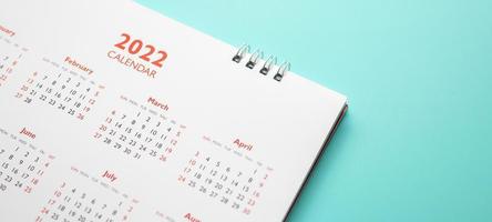 2022 calendario pagina su blu sfondo attività commerciale pianificazione appuntamento incontro concetto foto