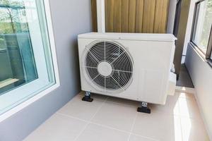aria condizionata unità esterna compressore installazione all'esterno della casa foto