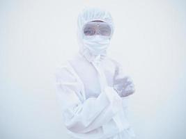 asiatico maschio medico o scienziato nel ppe suite uniforme mostrando pollici su. coronavirus o covid-19 concetto isolato bianca sfondo foto