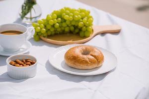 prima colazione con caffè pane e frutta foto