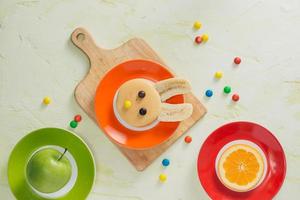 divertente coniglietto Pancakes con frutta per Pasqua bambini prima colazione foto