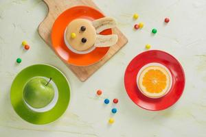 divertente coniglietto Pancakes con frutta per Pasqua bambini prima colazione foto