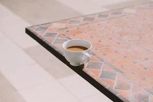 caldo bevanda bicchiere su prima colazione volta, Maggio essere caffè o cacao. con un' casuale atmosfera. sentire rilassato e caldo. foto