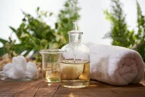 scienziato con naturale droga ricerca, naturale biologico botanica e scientifico cristalleria, alternativa verde erba medicinale, naturale pelle cura bellezza prodotti, ricerca e sviluppo concetto. foto