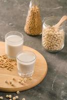 bicchieri di loto seme latte e soia latte su tavolo. foto