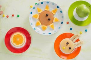 Pancakes con frutta per il bambini. superiore Visualizza foto