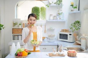 donna mangiare salutare insalata nel moderno cucina foto