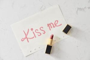 un' bacio su un' bianca sfondo rossetto. selettivo messa a fuoco. foto