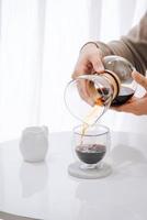 birra nel gocciolare caffè. passo di passo cucinando Istruzioni. caffè è pronto. barista scrosciante fermentato caffè nel il tazza foto