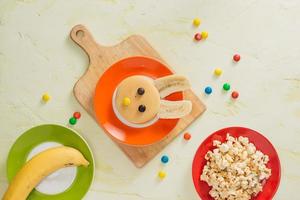 divertente coniglietto Pancakes con frutta per Pasqua bambini prima colazione foto