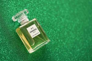 ternopil, Ucraina - settembre 2, 2022 chanel numero 5 eau prima In tutto il mondo famoso francese profumo bottiglia su brillante luccichio sfondo nel verde colori foto