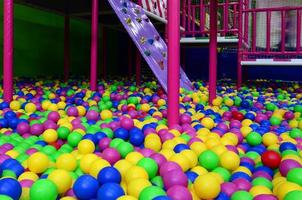 molti colorato plastica palle nel un' bambini' ballpit a un' terreno di gioco foto