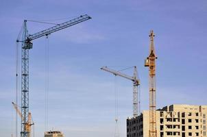 edificio in costruzione con gru foto