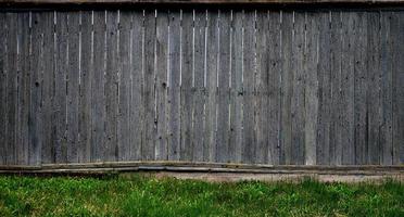 il struttura di un vecchio rustico di legno recinto fatto di piatto elaborato tavole foto