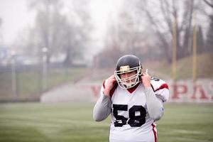 ritratto di giovane fiducioso americano calcio giocatore foto