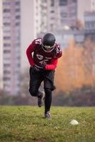 americano calcio giocatore nel azione foto