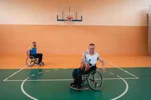 Disabilitato guerra veterani nel azione mentre giocando pallacanestro su un' pallacanestro Tribunale con professionale gli sport attrezzatura per il Disabilitato foto