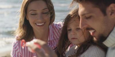 giovane famiglia godendo vecazione durante autunno foto