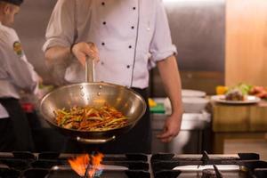 capocuoco capovolgimento verdure nel wok foto