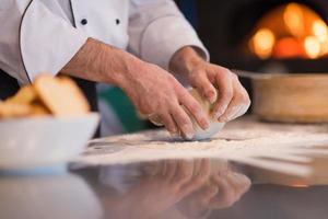 capocuoco mani preparazione Impasto per Pizza foto