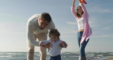 giovane famiglia godendo vecazione durante autunno foto