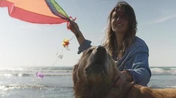 donna Tenere aquilone a spiaggia su autunno giorno foto