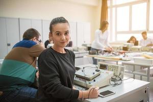 studenti fare pratica nel il elettronico aula foto