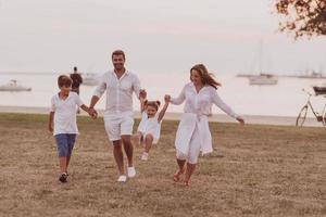 anziano coppia nel casuale Abiti con loro figli, ragazzo e ragazza godere il spiaggia la spesa un' vacanza insieme. famiglia tempo . selettivo messa a fuoco foto