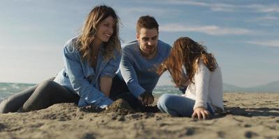 giovane famiglia godendo vecazione durante autunno foto