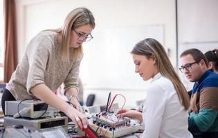 studenti fare pratica nel il elettronico aula foto