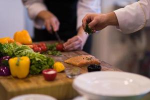 capocuoco mani preparazione marinato salmone pesce foto