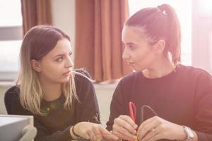 studenti fare pratica nel il elettronico aula foto