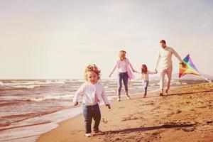 contento famiglia godendo vecazione durante autunno giorno foto