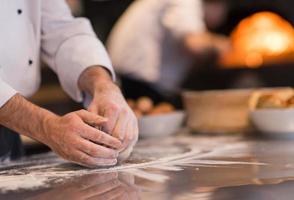 capocuoco mani preparazione Impasto per Pizza foto