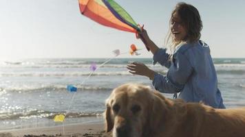 donna Tenere aquilone a spiaggia su autunno giorno foto