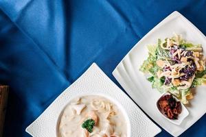 insalata cesare e mare cibo spaghetti piatto posizione. superiore Visualizza tavolo di italiano cibo. foto