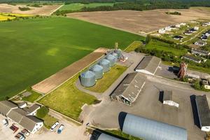 vista aerea su agro silos ascensore per granaio su impianto di produzione agro-industriale per la lavorazione, asciugatura, pulitura e stoccaggio di prodotti agricoli, farina, cereali e grano. foto