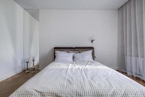 interno di costoso Camera da letto nel studio appartamenti foto