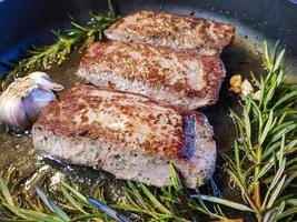 Costolette di agnello al rosmarino con aglio foto