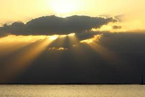 Alba su il riva di il morto mare nel Israele. il sole sorge a partire dal dietro a il montagne nel Giordania. foto