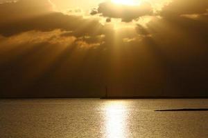 Alba su il riva di il morto mare nel Israele. il sole sorge a partire dal dietro a il montagne nel Giordania. foto