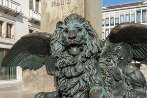 Venezia, Italia, 2014. alato Leone sotto il statua di daniele manin nel Venezia foto