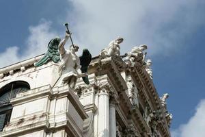 Venezia, Italia, 2014. statue su il tetto di Santa maria del giglio Venezia foto