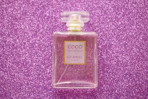 ternopil, Ucraina - settembre 2, 2022 cocco signorina chanel Parigi In tutto il mondo famoso francese profumo bottiglia su brillante luccichio sfondo nel viola colori foto