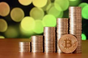 avvicinamento di bitcoin digitale moneta e moneta i soldi pile foto