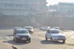 sfocato paesaggio di autostrada con macchine nel nebbioso mattina foto