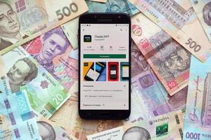 ternopil, Ucraina - aprile 24, 2022 banca di oschad bancario App su smartphone schermo. banca di oschad è importante commerciale banca nel Ucraina foto